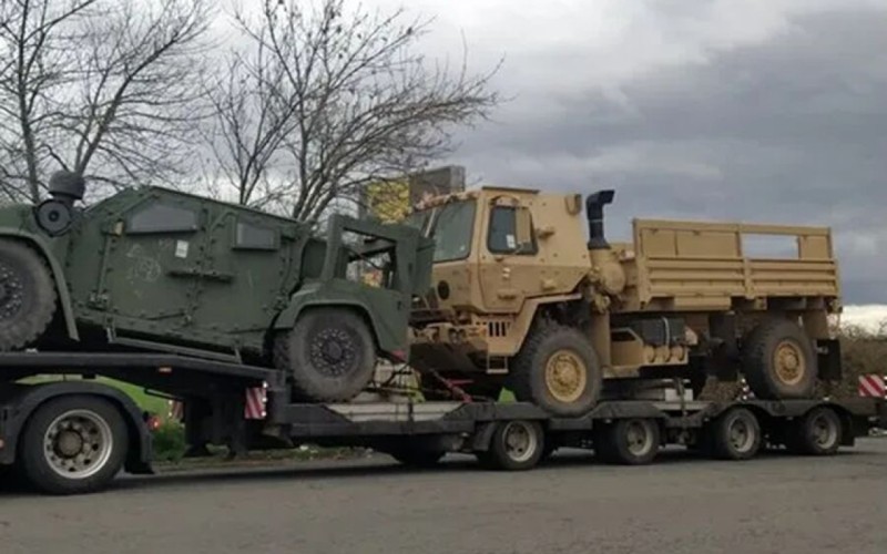 NATO-nun hərbi maşını aşdı - Yaralılar var