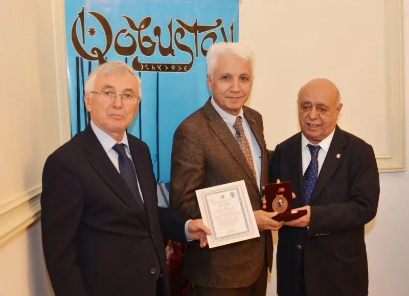 Azərbaycanlı professora Türk Ədəbiyyatı Vəqfinin medalı təqdim olundu