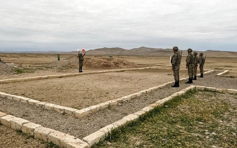 Hərbi vəzifəlilərlə praktiki məşğələlər keçirilir