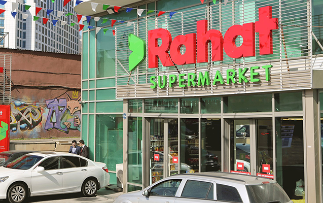 Mühafizəçi marketdə müdir müavininin burnunu sındırdı