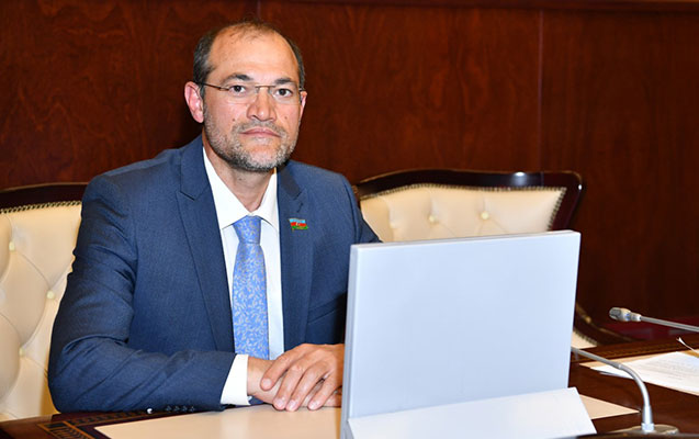 Razi Nurullayev: 4-5 sot ərazidə 100 nəfərin yaşaması acınacaqlıdır