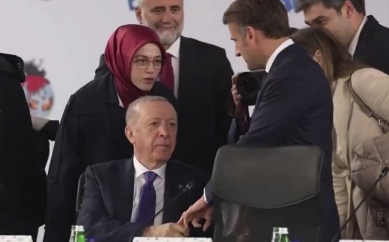 Makron özünü Ərdoğanla görüşdə alçalmış duruma salıb