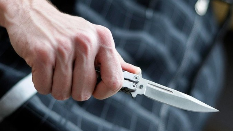Azərbaycanda kişi keçmiş sevgilisinə görə iki nəfəri bıçaqladı