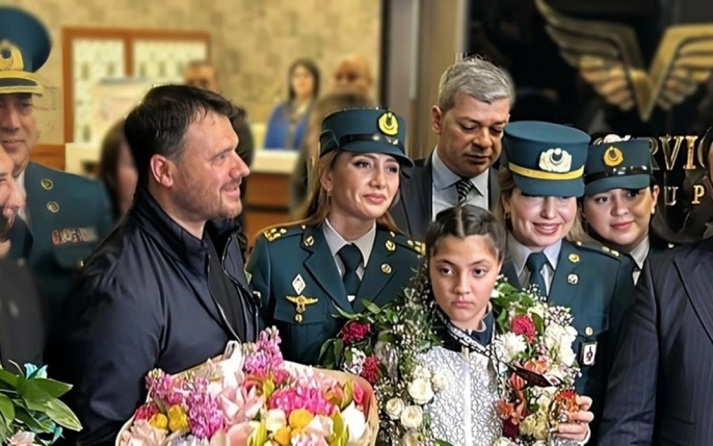 Dünya çempionu Əminə Əliyeva Bakıya qayıtdı