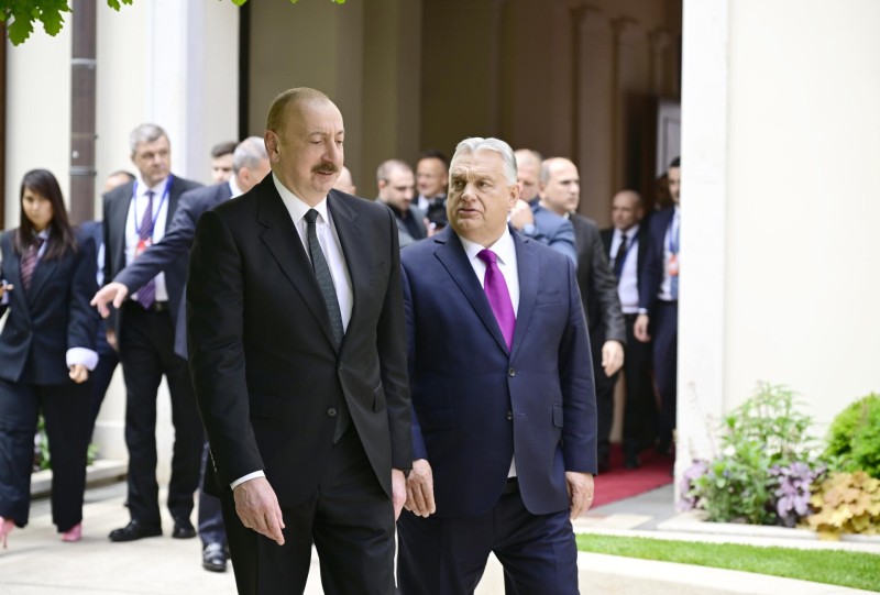 İlham Əliyevin Viktor Orbanla məhdud tərkibdə görüşü olub - FOTO