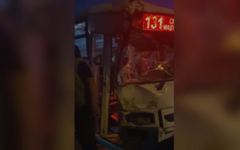 Bakıda sərnişin avtobusları toqquşdu: xəsarət alanlar var - VİDEO