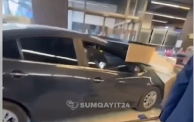 Qaz pedalı ilə əyləci səhv salan sürücü  maşınla “Araz”a girdi - VİDEO