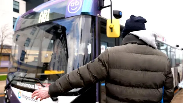 Sürücülü avtobuslar yaman yarıdıb, qalır sürücüsüzlər...