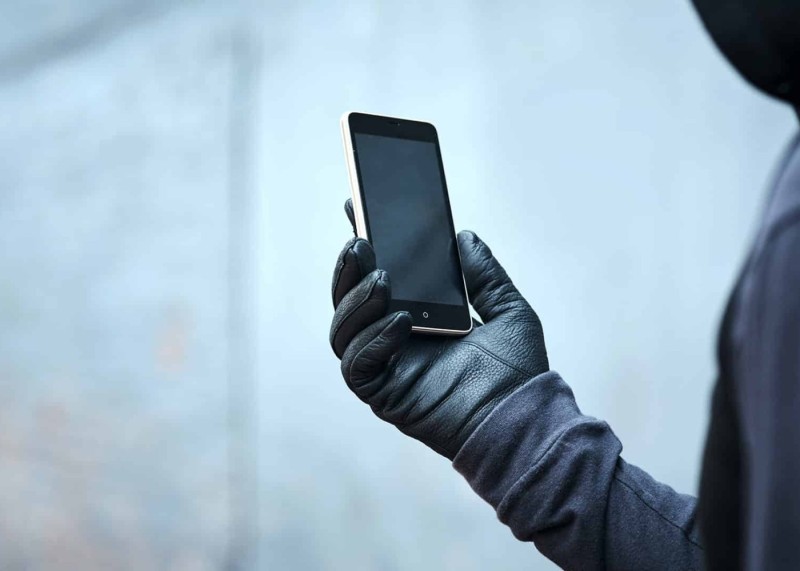 Bakıda 3 min 600 manatlıq telefon oğurlanıb