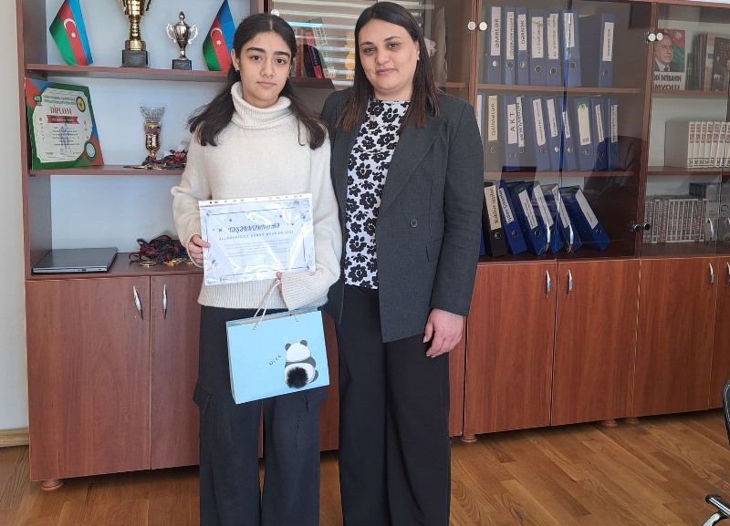 Direktor 300 bal toplayan şagirdini təbrik etdi - FOTO