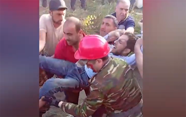 Qəzadan sonra maşında sıxılı qalan sürücü belə xilas edildi - VİDEO