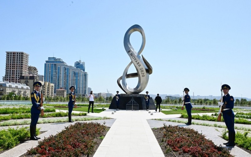 Ukraynanın xarici işlər naziri Bakıda Zəfər parkını və Şəhidlər xiyabanını ziyarət edib
