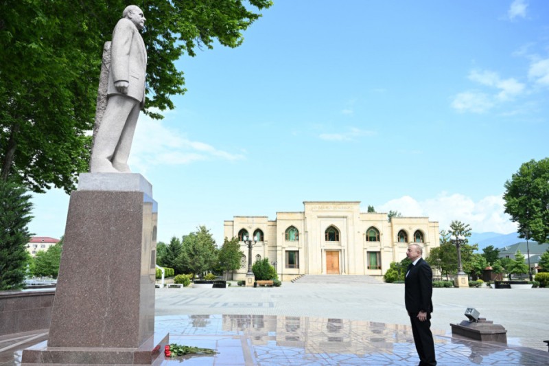 İlham Əliyev İsmayıllIda Heydər Əliyevin abidəsini ziyarət etdi