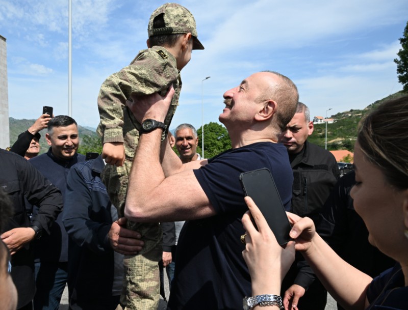Prezident Laçında sakinlərlə görüşüb - FOTOLAR - YENİLƏNİB