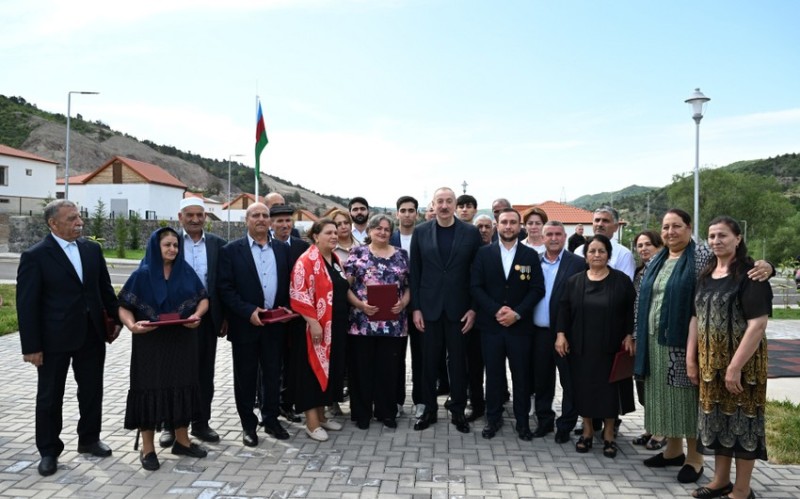 Prezident Bəylik kəndinə köçən sakinlərlə görüşüb - FOTOLAR - YENİLƏNİB