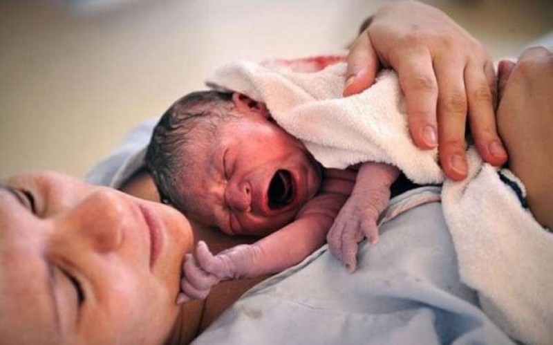 23 yaşlı qadın evdə doğuş edib - körpəsi ölüb