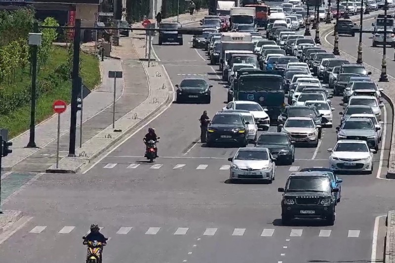 8 Noyabr prospektində qəza olub, sıxlıq yaranıb - FOTO