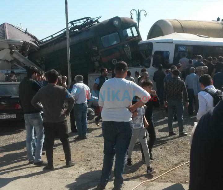 Ağdaşda avtomobil qatara çırpıldı