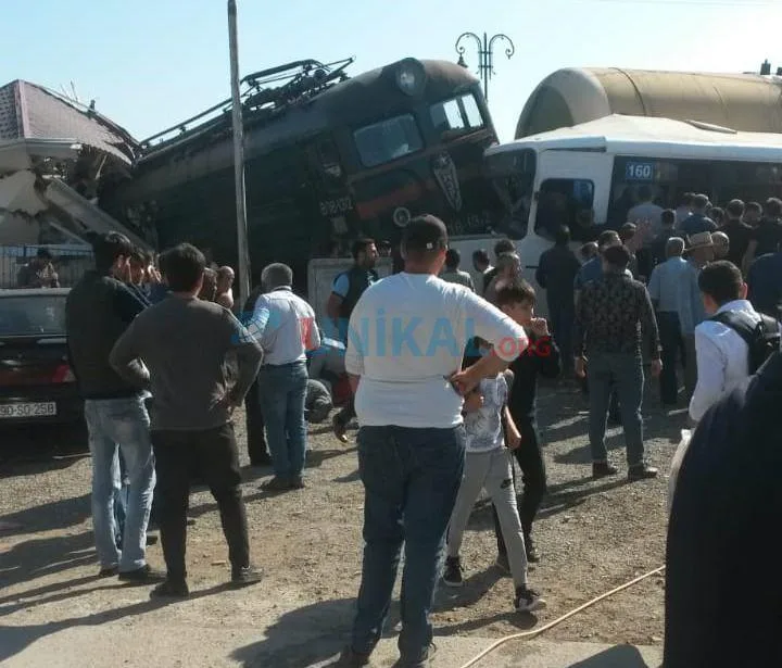 Ağdaşda avtomobil qatara çırpıldı