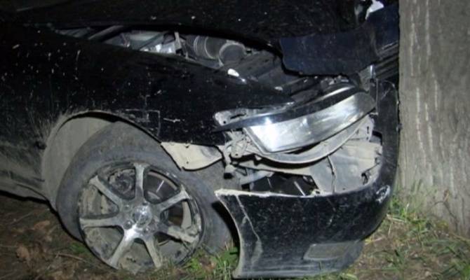 Mercedes ağaca çırpılaraq ikiyə bölündü: Ölən və xəsarət alanlar var -VİDEO