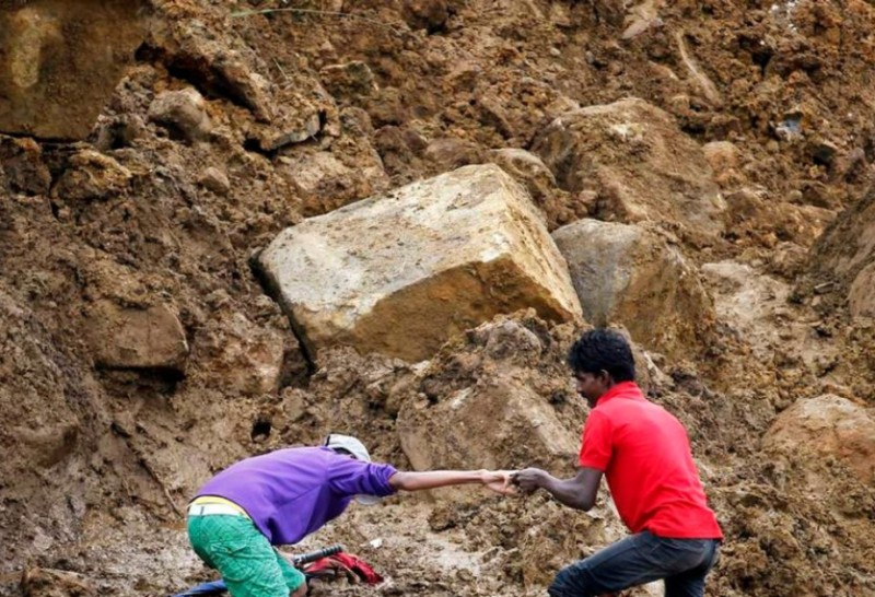 İndoneziyada torpaq sürüşməsi: 14 ölü