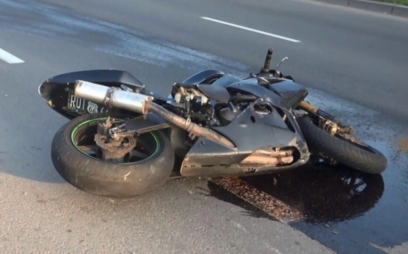 Avtomobillə toqquşan motosikletin sürücüsü öldü
