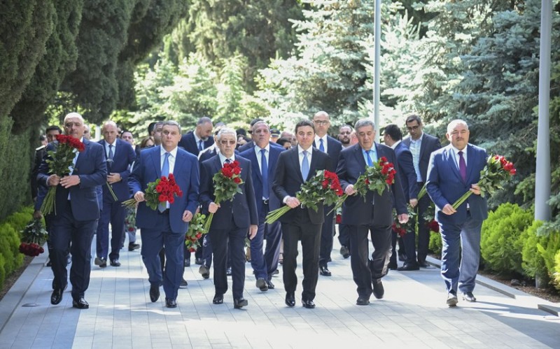 AZAL kollektivi Fəxri xiyabanı ziyarət edib - FOTO