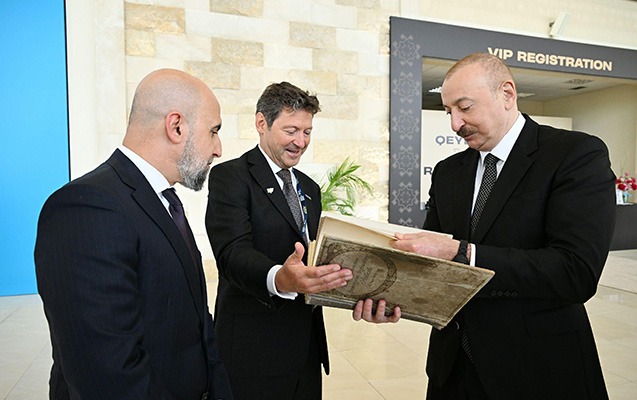 Prezidentə o kitab hədiyyə edildi - FOTO