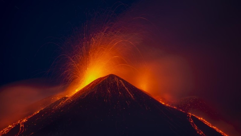 Etna dağı güclü kül və lava püskürür