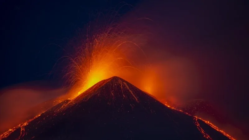 Etna dağı güclü kül və lava püskürür