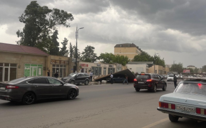 Sabirabadda külək tikilinin damını avtomobilin üstünə aşırdı