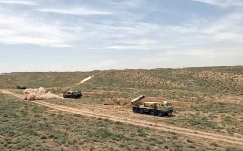 Ordumuz atəşli reaktiv sistemlərdən döyüş atışları icra edib