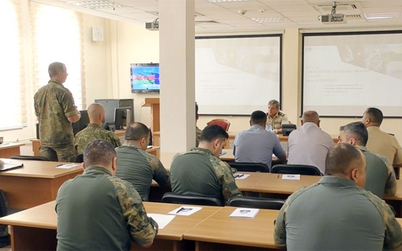 NATO-nun Mobil Təlim Qrupu ilə treninq keçirilir