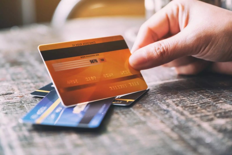 Banklarda uşaqların adına kart açılmasına qadağa qoyulsun - Komitə