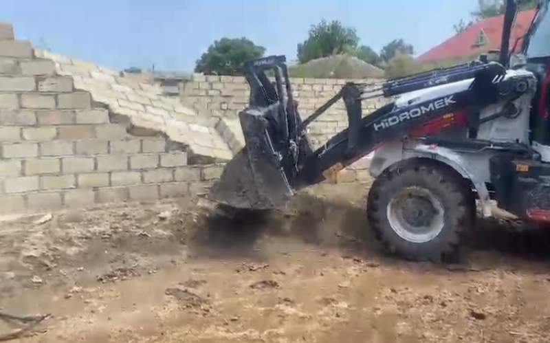 Daha bir qanunsuz tikili söküldü
