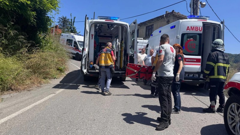 Mikroavtobus divara çırpıldı: Yaralılar var