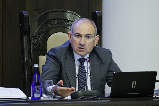 Paşinyan məşhur qəzeti məhkəməyə verir