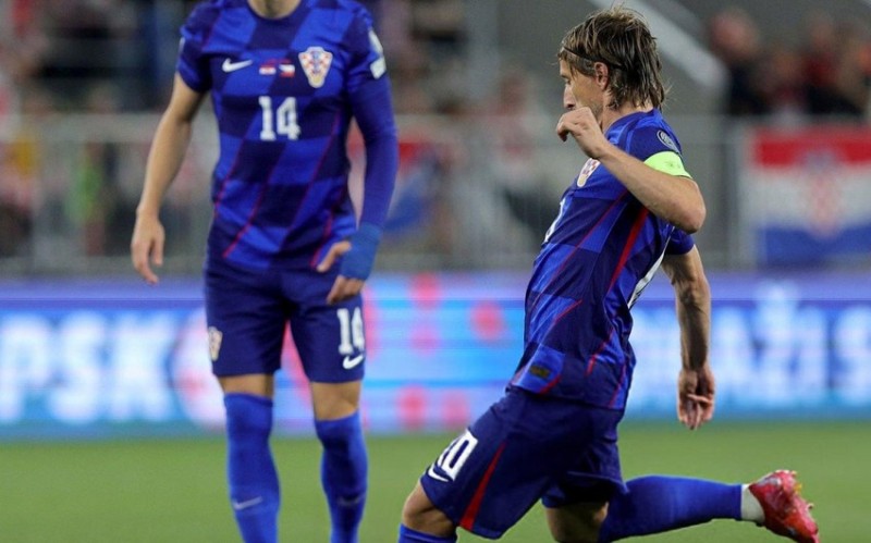Dünya çempionatının seçmə mərhələsində qol vuran ən yaşlı futbolçu olub