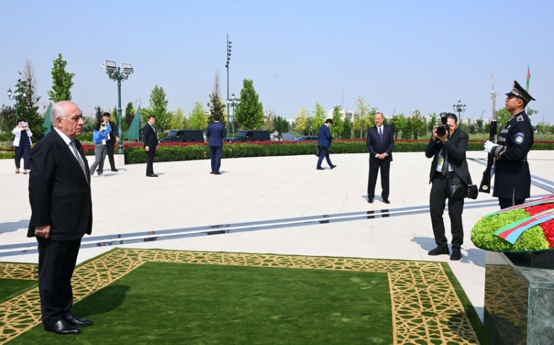 Əli Əsədov Daşkənddə Müstəqillik abidəsini ziyarət edib