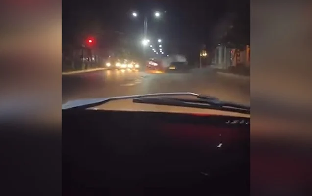 Qırmızı işığda keçdi -  ağır qəza törətdi - VİDEO