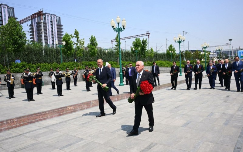 Əli Əsədov Daşkənddə Heydər Əliyevin barelyefini ziyarət edib