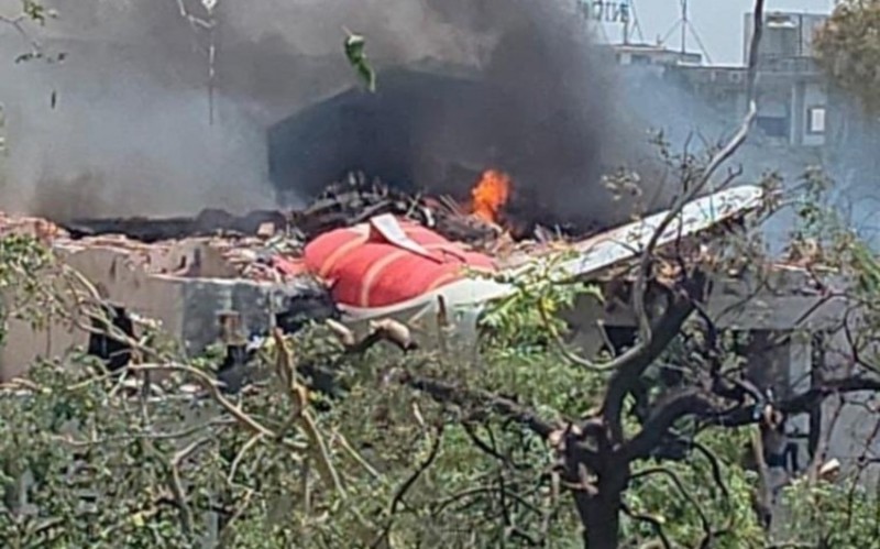 Hindistanda qəzaya uğrayan “Boeing” təyyarəsinin bir sərnişini sağ qalıb