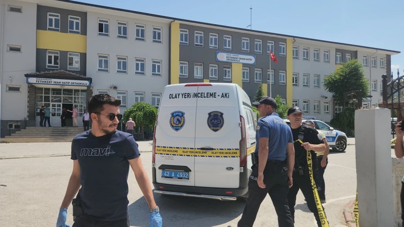 Məktəbə silahlı hücum: Müəllim öldü, şagirdlər isə...