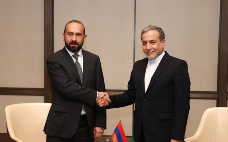 Mirzoyan və Əraqçi regiondakı vəziyyəti müzakirə ediblər