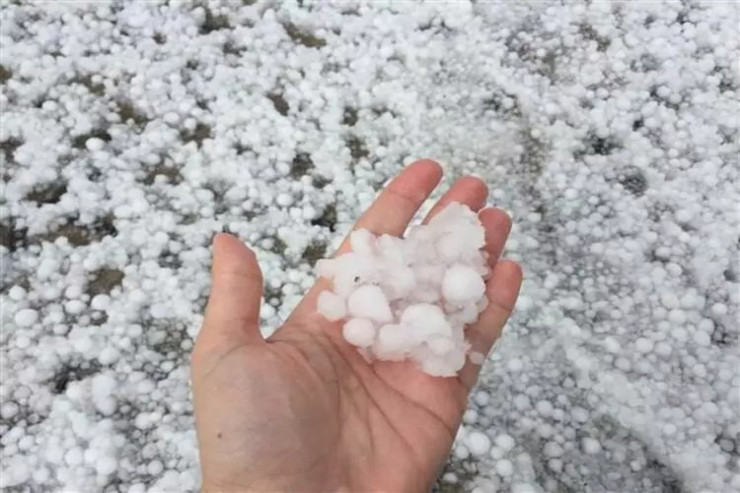 Zaqatalada kəndlərə dolu yağıb 