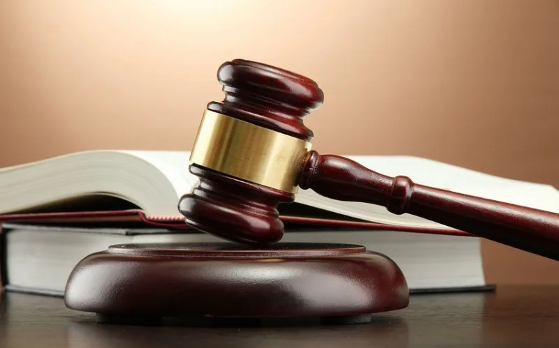 23 il əvvəl azyaşlı qızını öldürən ananın məhkəməsi başlayıb