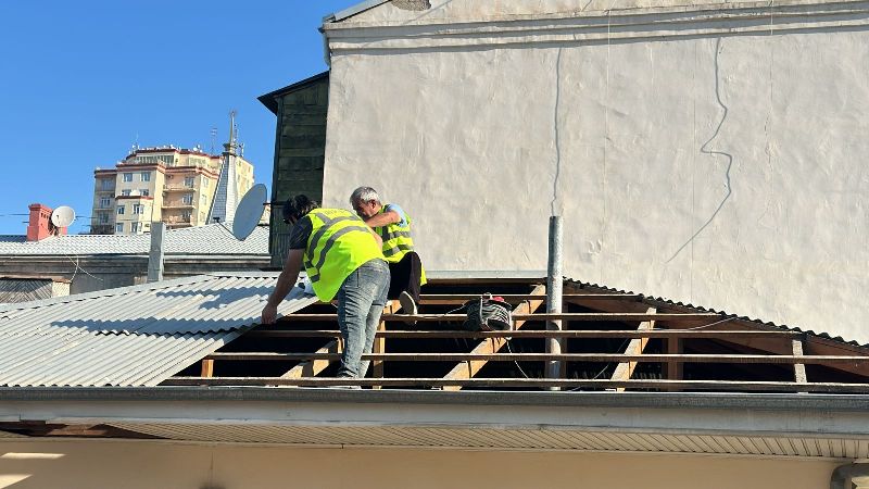 Azadlıq prospektində çoxmərtəbəli binanın damında qanunsuz hovuz və tikili aşkarlanıb