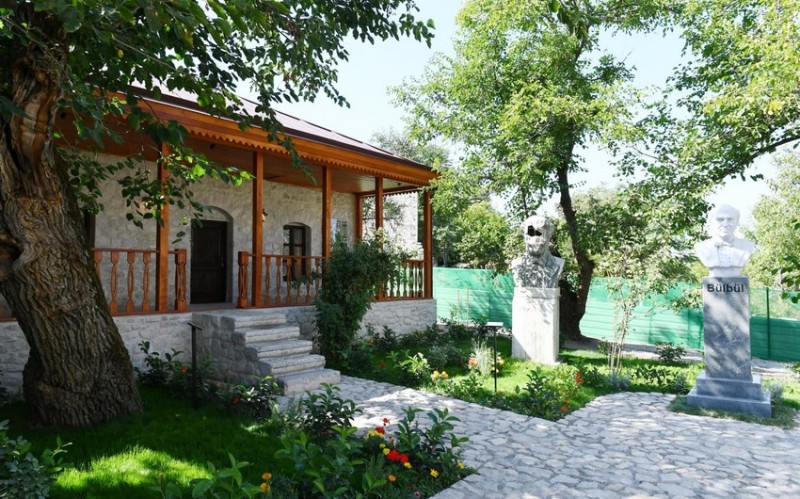 Xarici diplomatlar Bülbülün ev-muzeyində olublar