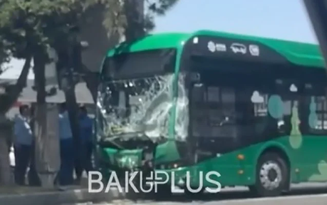 “Bakubus” avtobusu qəzaya düşdü, yaralılar var - VİDEO