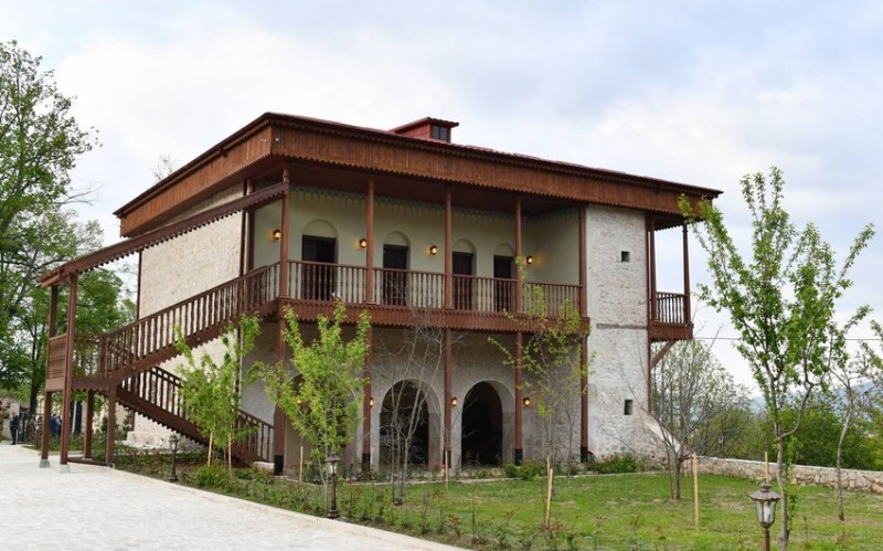 Diplomatlar Şuşada Mehmandarovların malikanəsini ziyarət ediblər
